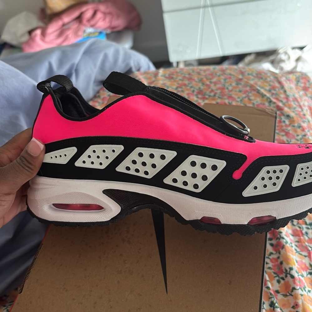 Nike pink air max sndr